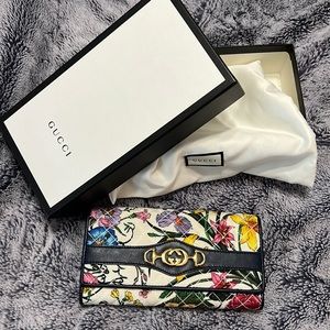 Gucci flower wallet!
